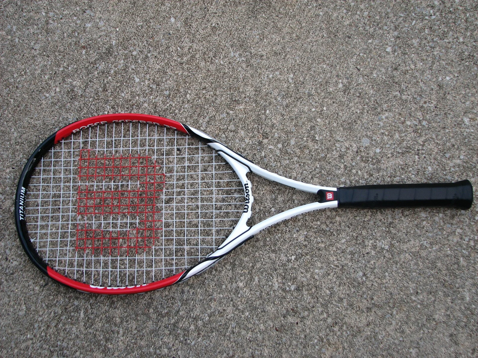 Tennisracket fotograferat så att ram och grepp syns tydligt